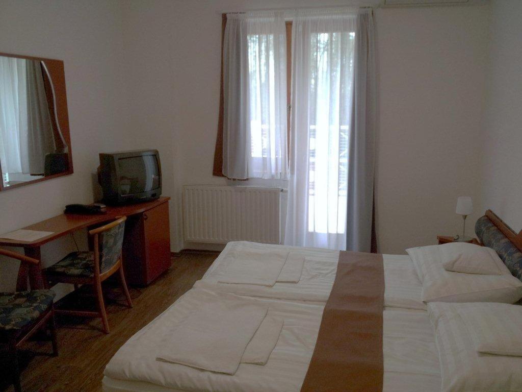 Fenyves Hotel Бекешчаба Экстерьер фото